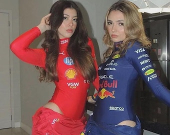 Può includere: Un body rosso a maniche lunghe con loghi IBM, HP, Shell e VGW Play, abbinato a pantaloni rossi coordinati. Accanto, un body blu scuro a maniche lunghe con marchi Oracle, Red Bull, Honda e Sparco, indossato con pantaloni blu coordinati.