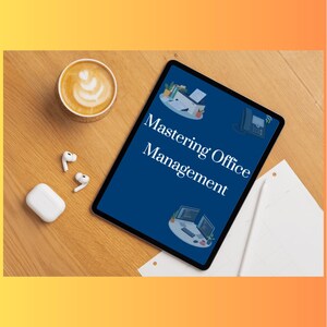 Könnte beinhalten: Ein Tablet mit der Aufschrift "Mastering Office Management" auf blauem Bildschirm, mit Illustrationen von Büroausstattung. Eine Kaffeetasse mit Latte Art, kabellose Ohrhörer und ein Ladecase liegen auf einer Holzoberfläche.