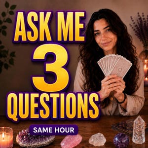 Könnte beinhalten: Eine Person hält einen Fächer aus Tarotkarten mit Sternenmotiv. Das Bild enthält den Text ASK ME 3 QUESTIONS und SAME HOUR in fetter gelber und weißer Schrift. Mehrere Kristalle, darunter Amethyst und Bergkristall, liegen auf dem Holztisch.