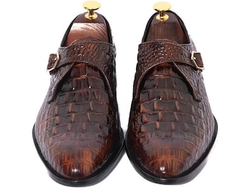 手作りのブラウンの高級クロコダイルモンクストラップシューズ、レザー製、スリッポンタイプ。エレガントなバックル付きシューズ。