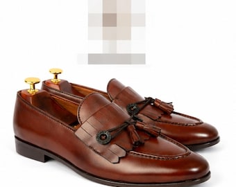 Mocasines negros hechos a mano con detalle de herradura / Zapatos de vestir de cuero con borlas para hombre. Formal.