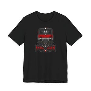 Maglietta con treno Iron Boar, maglietta con locomotiva elettrica, maglietta ferroviaria, regalo per macchinisti, abbigliamento per appassionati di treni, design con motore potente
