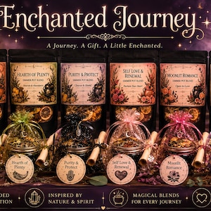 Op de afbeelding: Acht zwarte zakjes en bijpassende organza zakjes met het label Enchanted Journey, met melanges zoals Clarity & Energy, Creative Awakening, Hearth of Plenty, Purity & Protect, Self Love & Renewal, Moonlit Romance, Evening Reset en Sweet Dreams.