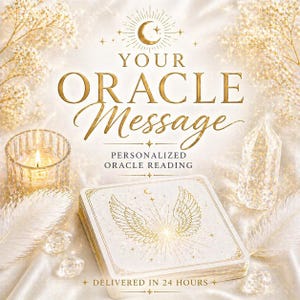 以下が含まれることがあります： 金色の翼のデザインのオラクルカードデッキ、「Your Oracle Message」と「Personalized Oracle Reading」のテキスト。画像には、火の灯ったろうそく、クリスタル、装飾的な要素が含まれており、精神的または占い的なテーマを示唆しています。
