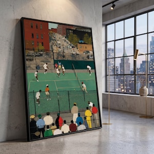 Può includere: Una stampa artistica da parete rettangolare incorniciata che raffigura una partita di tennis su un campo verde con giocatori in abiti bianchi e colorati. Spettatori in camicie varie osservano da dietro una recinzione, con edifici rossi e marroni.