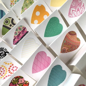 Mini LOVE NOTES - Petites cartes carrées de 2 pouces pliées en forme de coeur Assortiment coloré Notes vierges Petites cartes-cadeaux de remerciement Messages Papeterie mignonne