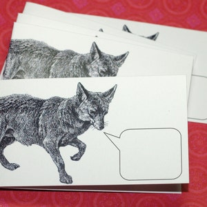Peut inclure: Un ensemble de cartes vierges avec une illustration en noir et blanc d'un renard sur chaque carte. Le renard regarde vers la droite et a une bulle de dialogue à côté de lui.