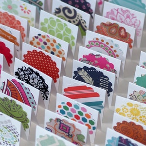 Assortiment de mini-CARTES DE BLOC-NOTES - Petits billets pliés carrés de 2 po. Cercle festonné coloré Petits billets Cartes-cadeaux de remerciement Messages Papeterie mignonne