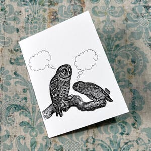 DES hiboux omniscients . Carte de voeux vierge pliée Animaux insolites et amusants Légendes bestioles Papeterie Oiseaux de proie sages Bulle de pensée