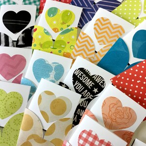 Mini ENVELOPPES et CARTES DE NOTES assorties. 25 petits billets carrés petits cadeaux pliés papeterie fée des dents mariages coeurs festonnés cercles