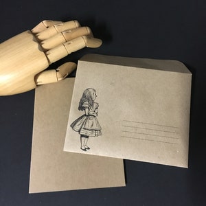 Ensemble de papeterie Alice au pays des merveilles - 12 enveloppes A2 faites main, cartes pliées vierges kraft marron Chapelier fou Lapin blanc Reine rouge Look vintage