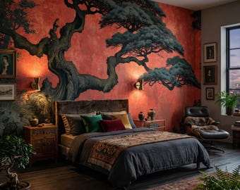 Könnte beinhalten: Schlafzimmer mit einem großen Wandbild eines Baumes auf einer roten Wand. Das Bett hat eine dunkelgraue Bettdecke und bunte Kissen. Ein Bonsai-Baum steht auf einem Nachttisch aus Holz. Ein schwarzer Ledersessel und ein gemusterter Teppich vervollständigen den Raum.