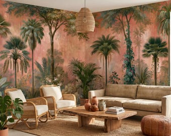 Könnte beinhalten: Ein Wohnzimmer mit einem großen Wandbild, das eine tropische Waldszene in Rosa- und Grüntönen zeigt. Der Raum umfasst ein beiges Sofa, zwei Sessel aus hellem Holz mit Rattangeflecht, einen Couchtisch aus Naturholz und einen braunen Leder-Sitzhocker.