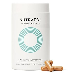 Könnte beinhalten: Ein weißer, zylindrischer Behälter mit Nutrafol Women's Balance, einem Nahrungsergänzungsmittel für das Haarwachstum. Der Behälter hat ein türkisfarbenes kreisförmiges Design und den Text "120 Kapseln". Mehrere braune Kapseln liegen davor.