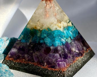 Orgonit-Pyramide, Triskelion, Apatit, Amethyst, Citrin, Selenit, Quarz, Kristallheilung, Energieschutz, spirituelle Dekoration