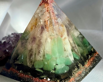 Orgonitpyramide – Citrin, Amethyst, Grüner Aventurin, Bergkristall | Schutz, Fülle, Energieausgleich | Handgefertigt