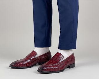 Handgemaakte bordeauxrode leren penny loafers met krokodillenreliëf voor heren