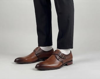 Handgefertigte braune Leder-Herrenschuhe mit einfachem Monk-Strap-Verschluss von Tremaro