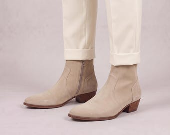 Botines vaqueros de ante color arena hechos a mano para hombre, con cremallera, tacón cubano y punta almendrada.