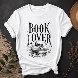 Maglietta per amanti dei libri | Teschio gotico e libri impilati | Maglietta Dark Academia | Regalo per lettori di fantasy | Maglietta gotica per appassionati di libri | Regalo per lettori