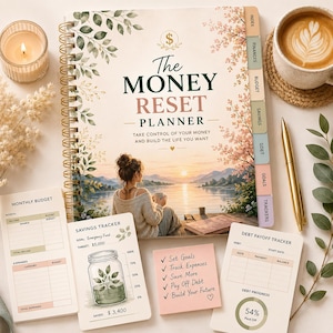 Può includere: Un'agenda a spirale intitolata The Money Reset Planner con un'illustrazione di copertina che ritrae una persona seduta vicino a un lago al tramonto. Il set include un foglio per il budget mensile, un tracker di risparmio e una scheda per i debiti.