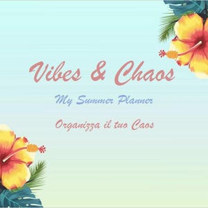 Può includere: Sfondo azzurro chiaro con le parole "Vibes & Chaos" in corsivo rosa, "My Summer Planner" in blu e "Organizza il tuo Caos" in arancione. Due fiori di ibisco gialli e rossi con foglie verdi incorniciano il testo.
