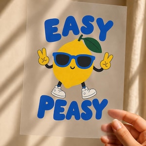 Könnte beinhalten: Ein durchsichtiges rechteckiges Blatt mit einer Cartoon-Zitrone, die eine blaue Sonnenbrille und weiße Turnschuhe trägt. Die Zitrone macht mit beiden Händen Friedenszeichen. Der Text EASY steht in Blau darüber und PEASY darunter.