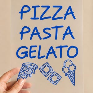 Könnte beinhalten: Ein durchsichtiges rechteckiges Blatt mit dem blauen Text PIZZA, PASTA und GELATO, der vertikal untereinander angeordnet ist. Unter dem Text befinden sich drei blaue Strichzeichnungen: ein Pizzastück, zwei quadratische Ravioli und eine Eistüte.