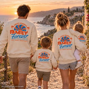 Może przedstawiać: Dopasowane bluzy z okrągłym dekoltem w kolorze kremowym, z grafiką na plecach przedstawiającą słońce, palmy oraz napis "CREATE MEMORIES FAMILY FOREVER FAMILY JOURNEYS, ENDLESS SMILES" w kolorze pomarańczowym, niebieskim i białym, noszone przez rodzinę.