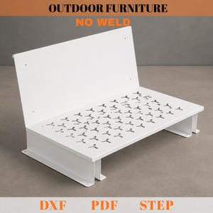 Puede incluir: Un banco blanco para exteriores sin soldadura con respaldo. El asiento presenta un patrón de recortes decorativos. El banco es de metal y tiene una base rectangular. Las palabras "OUTDOOR FURNITURE" y "NO WELD" están en la parte superior. En la parte inferior están las palabras "DXF", "PDF" y "STEP".