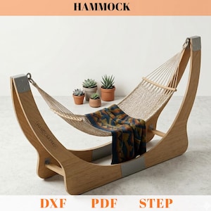 Może przedstawiać: Drewniany hamak z plecionym łóżkiem linowym i wzorzystym kocem. Rama wykonana jest z jasnego drewna z metalowymi akcentami. Słowo "HANDCRAFTED" jest wydrukowane z boku ramy. Słowo "HAMMOCK" jest wydrukowane u góry.