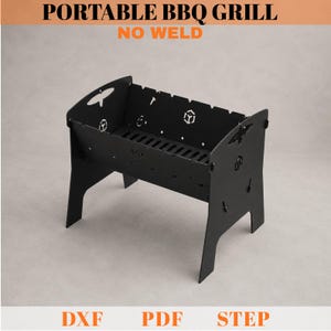 Può includere: Griglia per barbecue portatile nera con la scritta "PORTABLE BBQ GRILL NO WELD". La griglia ha ritagli decorativi e una superficie di cottura a fessura. La griglia è in metallo nero e ha quattro gambe.