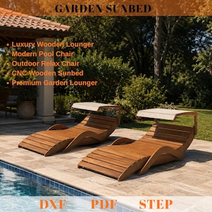 Könnte beinhalten: Zwei Holz-Sonnenliegen mit Baldachin stehen neben einem Pool. Die Sonnenliegen sind aus hellbraunem Holz gefertigt und haben ein geschwungenes Design. Das Bild enthält den Text "GARDEN SUNBED" und weitere Produktdetails.
