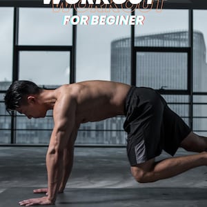以下が含まれることがあります： 黒いマットの上でワークアウトをする人。テキスト「SIMPLE WORKOUT FOR BEGINNER」が表示されています。その人は黒いショートパンツを履いています。背景には近代的な建物が写っています。