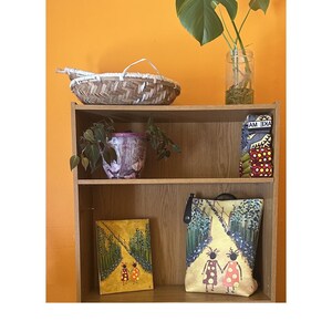 Promenade entre copines - Sac à dos en cuir végan - Illustration originale d'inspiration africaine - Chemin de jardin