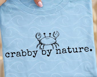 Crabby By Nature PNG、面白いカニの引用デザイン、ミニマルな線画動物、皮肉なビーチユーモア、デジタルダウンロード白黒タイポグラフィ
