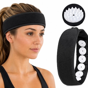 Puede incluir: Diadema negra con un diseño ancho, que se muestra en una mujer con el pelo recogido. La imagen también muestra un primer plano del interior de la diadema, que revela nodos de masaje blancos y puntiagudos. La diadema está diseñada para la comodidad y el uso potencialmente terapéutico.