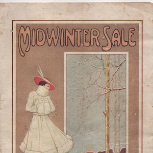 Puede incluir: Un anuncio vintage para una venta de mitad de invierno en las tiendas departamentales Gimbel Brothers en Nueva York y Filadelfia. El anuncio presenta a una mujer con un abrigo blanco con ribete de piel y un sombrero rojo de pie en un paisaje nevado. El texto "Midwinter Sale 1916" está impreso en letras grandes en la parte superior del anuncio.