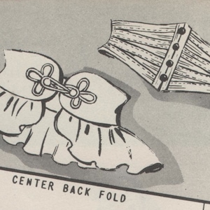 Op de afbeelding: Een zwart-witte illustratie van een jurk met een geruite zoom en een decoratieve riem met een gesp. De illustratie toont ook een aparte geruite zoom met een decoratieve gesp.