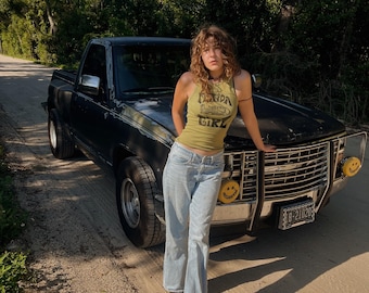 Olijfgroene tanktop 'Florida Girl'. Linosnede met aanpasbaar dier, plant of object