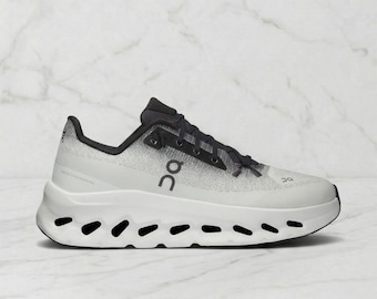 Zapatillas Cloudtilt: Zapatillas de running de alto rendimiento en negro, marfil y blanco, estilo athleisure.