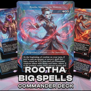 Può includere: Una collezione di carte collezionabili a tema fantasy. La carta centrale presenta una donna Orca Sorceress di nome Rootha, con il testo "Rootha, Mastering the Moment". Altre carte mostrano vari personaggi e incantesimi. Il mazzo è etichettato "Big Spells Commander Deck".