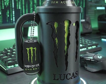 Personalisierter pinkfarbener Dosenhalterbecher – Isoliert für Monster Energy Dosen, Pastell-Gothic-Stil / Y2K, Personalisiertes Geschenk mit Namen