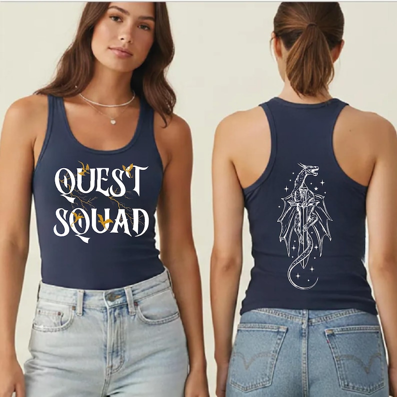 K&ouml;nnte beinhalten: Marineblaues Tanktop mit dem wei&szlig;en Text "QUEST SQUAD". Die Vorderseite des Tanktops hat ein dekoratives Design. Die R&uuml;ckseite des Tanktops zeigt eine wei&szlig;e Drachen-Grafik mit Schwert und Sternen. Das Model tr&auml;gt eine blaue Jeans.