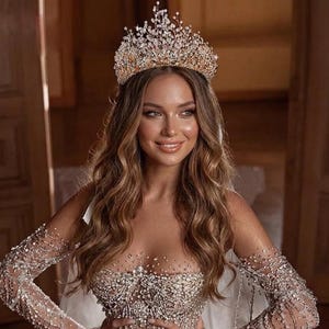 Wunderschöne Krone, Diadem, Tiara Royal mit funkelnden Strasssteinchen, Brautkrone, Brautkronen
