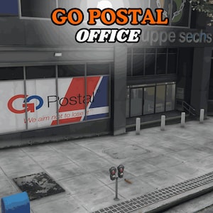 Può includere: Vista esterna di un ufficio postale. L'insegna recita "GO POSTAL OFFICE" in arancione e bianco. L'edificio ha una grande finestra con un logo "Postal" in rosso, bianco e blu. Il testo "We aim not to lose it" è sotto il logo.