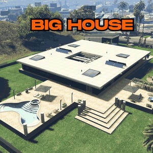 Può includere: Vista aerea di una casa moderna con tetto piano, pannelli solari e piscina. Il testo "BIG HOUSE" è visualizzato in lettere arancioni sopra la casa. La casa è circondata da erba verde e palme.