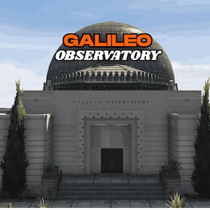 Può includere: Vista esterna dell'Osservatorio Galileo, un edificio di colore chiaro con una grande cupola. Il testo "GALILEO OBSERVATORY" è visualizzato in arancione e bianco sopra l'ingresso. Due alti alberi verdi fiancheggiano l'edificio.