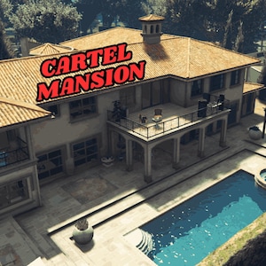 Può includere: Una grande villa a due piani con tetto in tegole e piscina. Il testo "CARTEL MANSION" è visualizzato in rosso e giallo. La casa ha un balcone e diverse finestre, circondata da alberi.