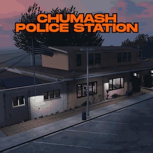 Può includere: Vista esterna dell'edificio della stazione di polizia di Chumash. L'edificio è di colore beige chiaro con un tetto piatto e diverse finestre. Il testo "CHUMASH POLICE STATION" è visualizzato in arancione. È visibile una bandiera americana.